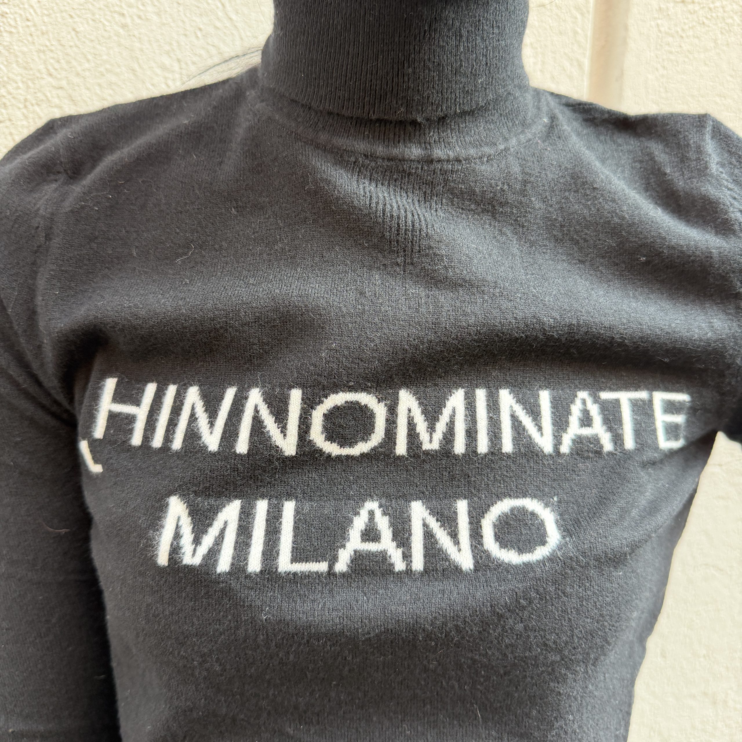 Hinnominate - Maglia dolcevita con intarsio - HMABW03026 - Nero - immagine 3