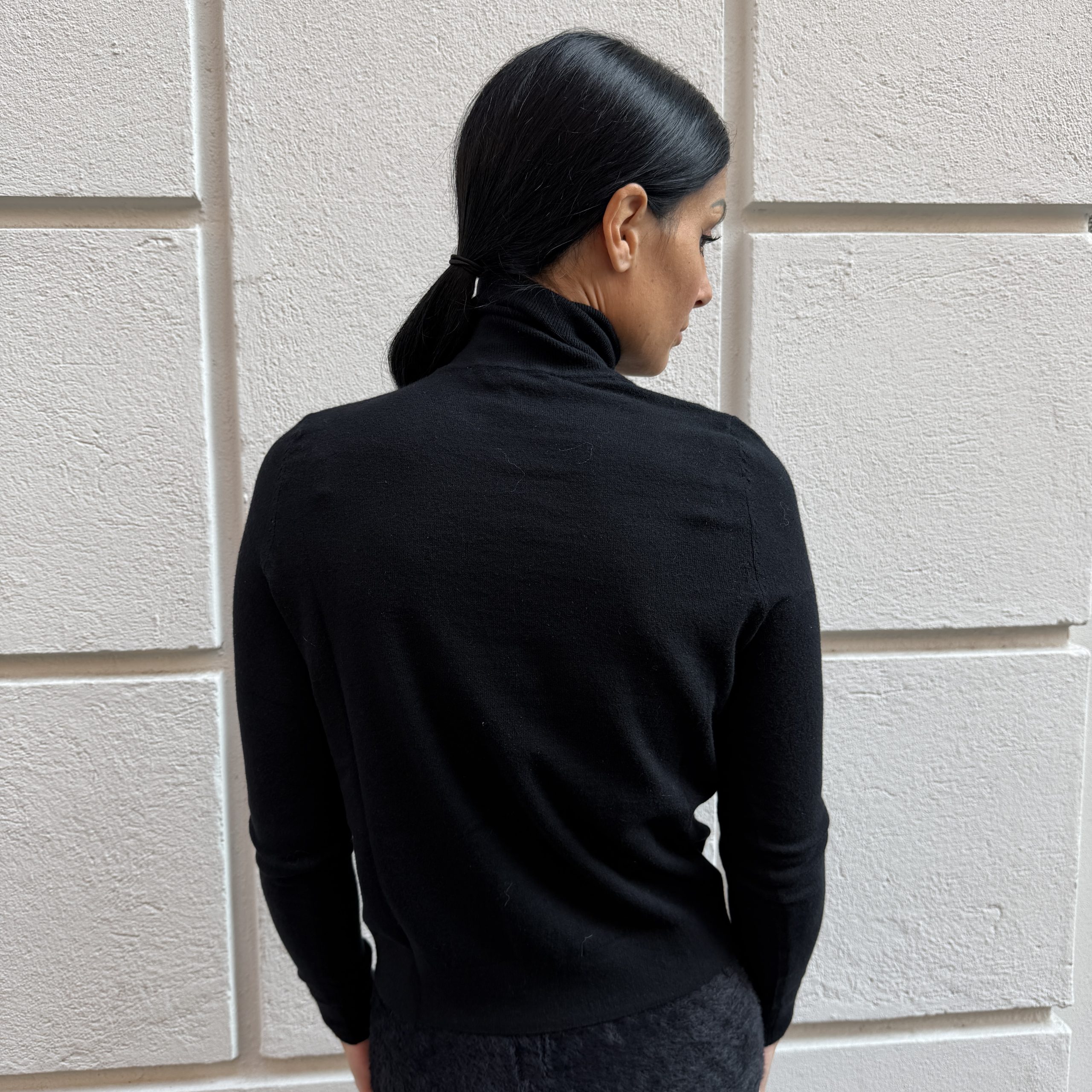 Hinnominate - Maglia dolcevita con intarsio - HMABW03026 - Nero - immagine 2