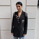 WONDERLAND - Blazer oversize custom con spille, bottoni gioiello, applicazioni e teschio in strass - Nero