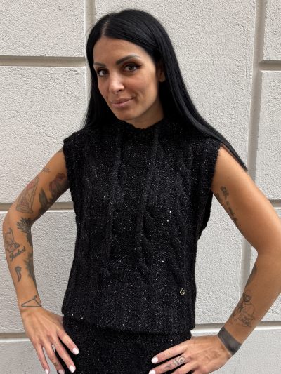 Gaelle Paris - Pullover smanicato con cappuccio con pendaglio logato sul davanti - GAABW11482 - Nero