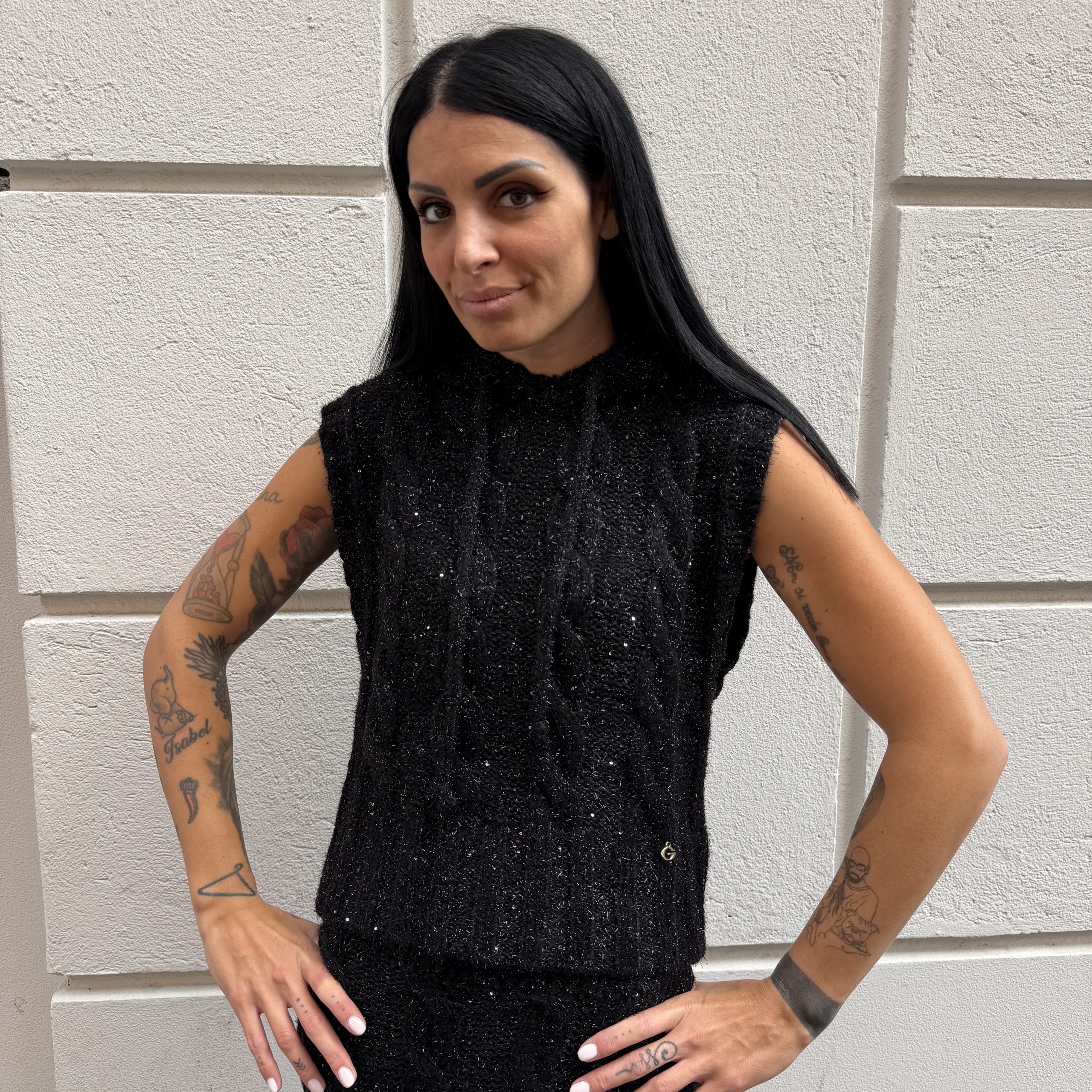 Gaelle Paris - Pullover smanicato con cappuccio con pendaglio logato sul davanti - GAABW11482 - Nero
