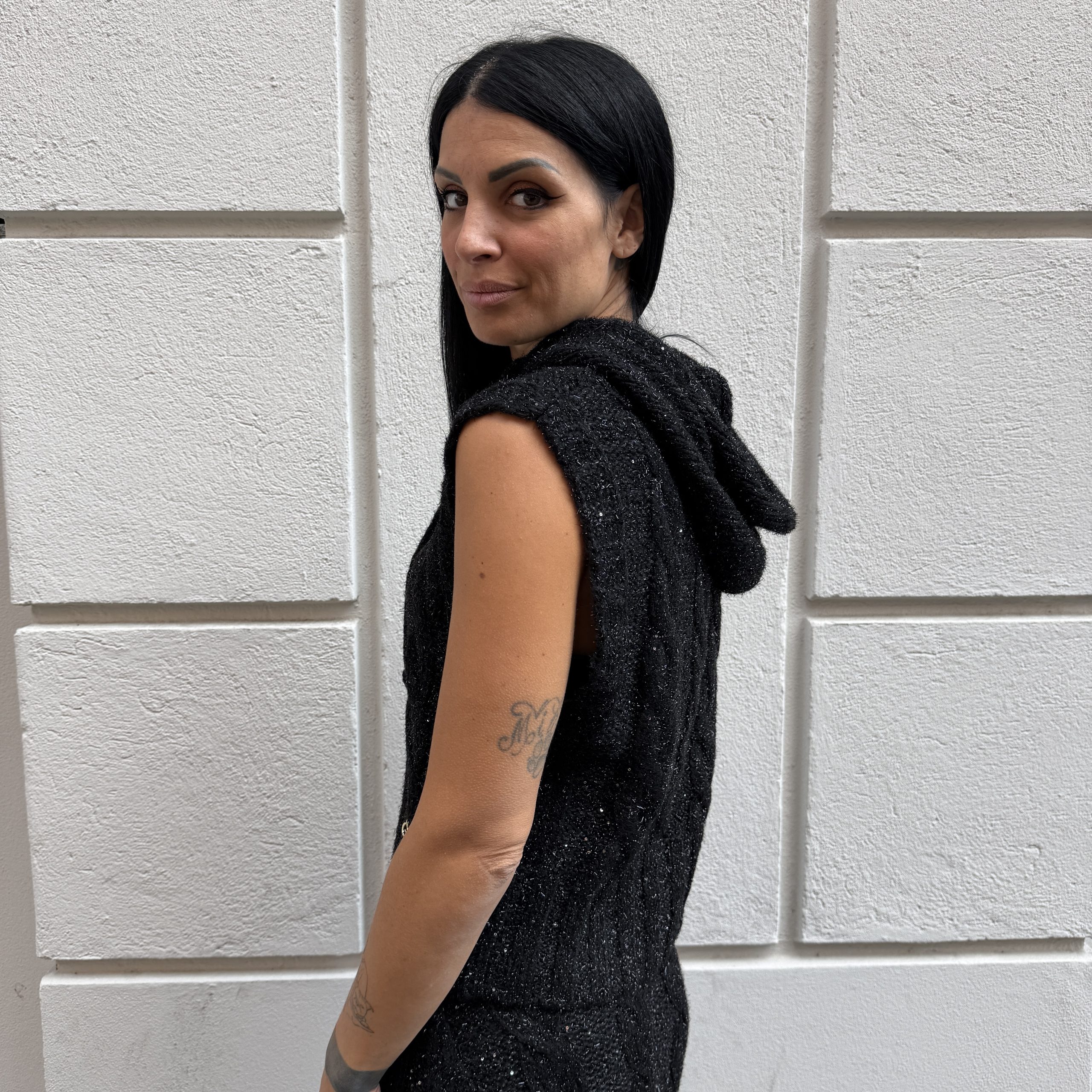 Gaelle Paris - Pullover smanicato con cappuccio con pendaglio logato sul davanti - GAABW11482 - Nero - immagine 2