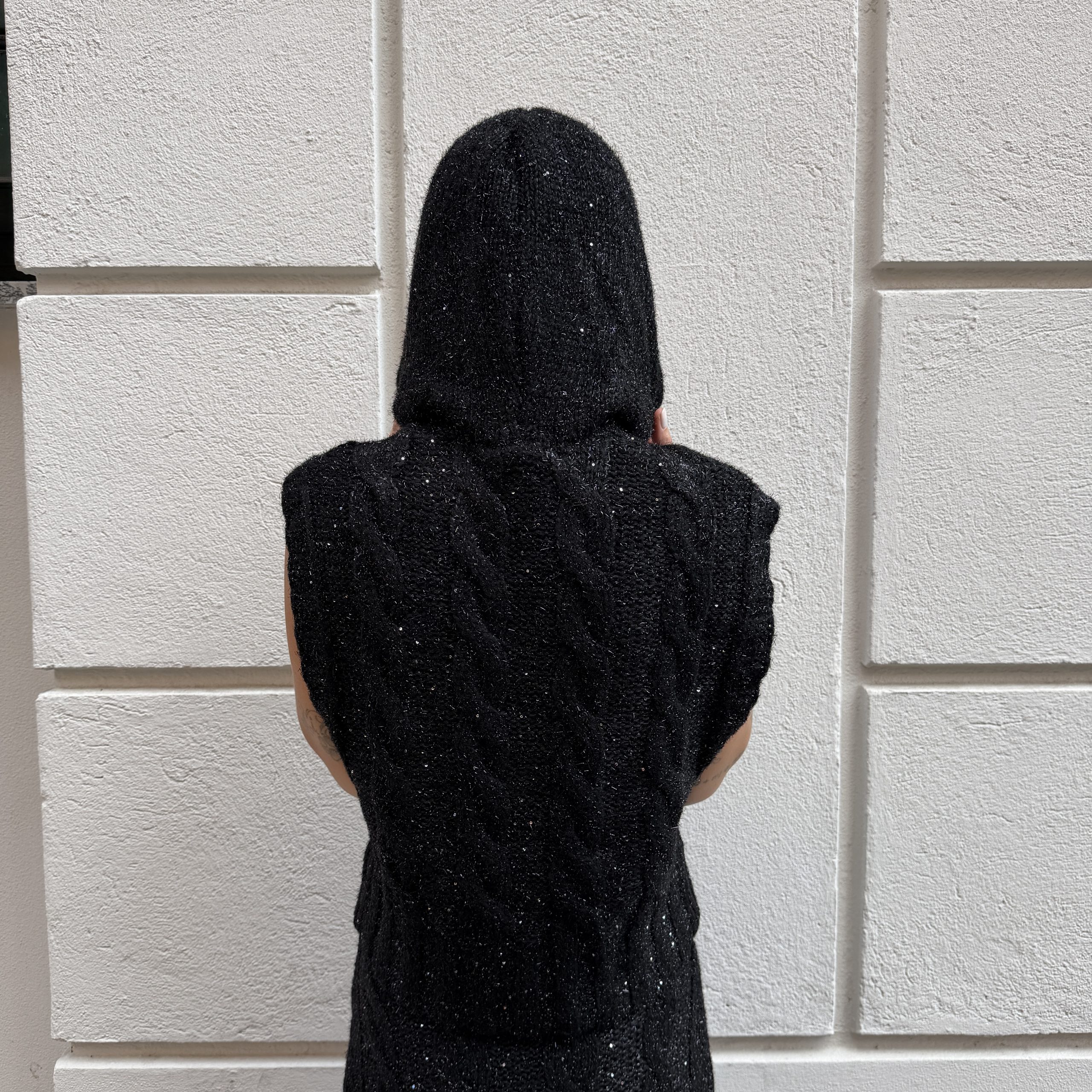 Gaelle Paris - Pullover smanicato con cappuccio con pendaglio logato sul davanti - GAABW11482 - Nero - immagine 3