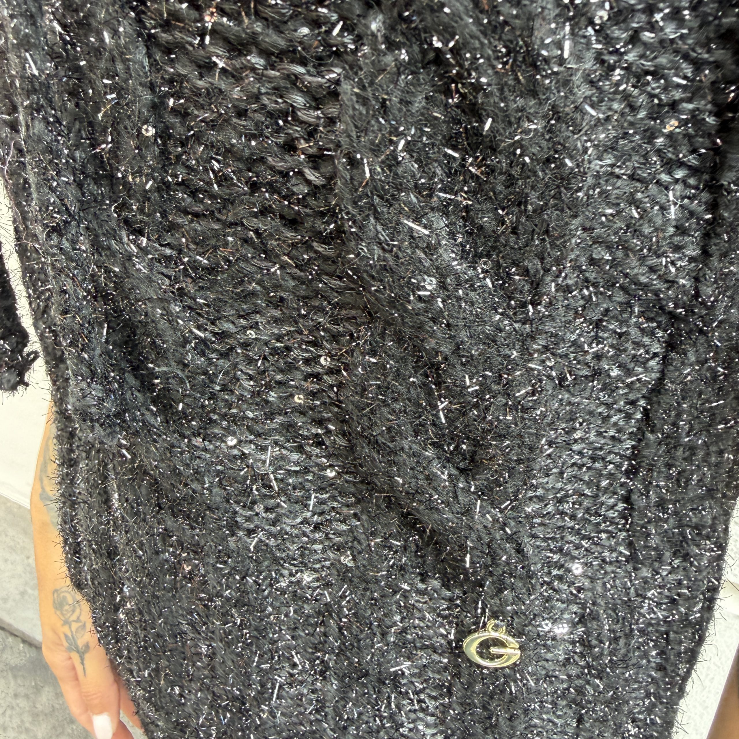 Gaelle Paris - Pullover smanicato con cappuccio con pendaglio logato sul davanti - GAABW11482 - Nero - immagine 5