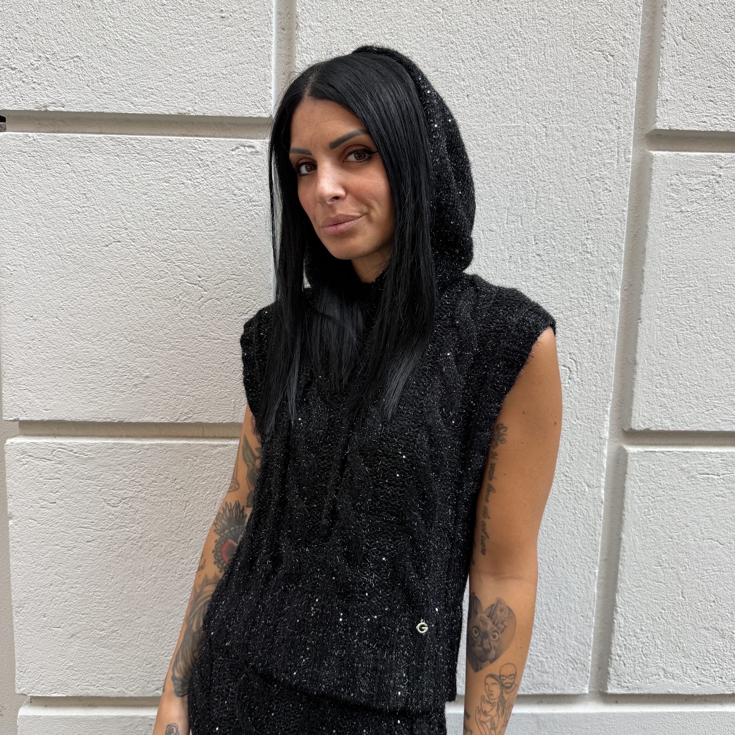 Gaelle Paris - Pullover smanicato con cappuccio con pendaglio logato sul davanti - GAABW11482 - Nero - immagine 4