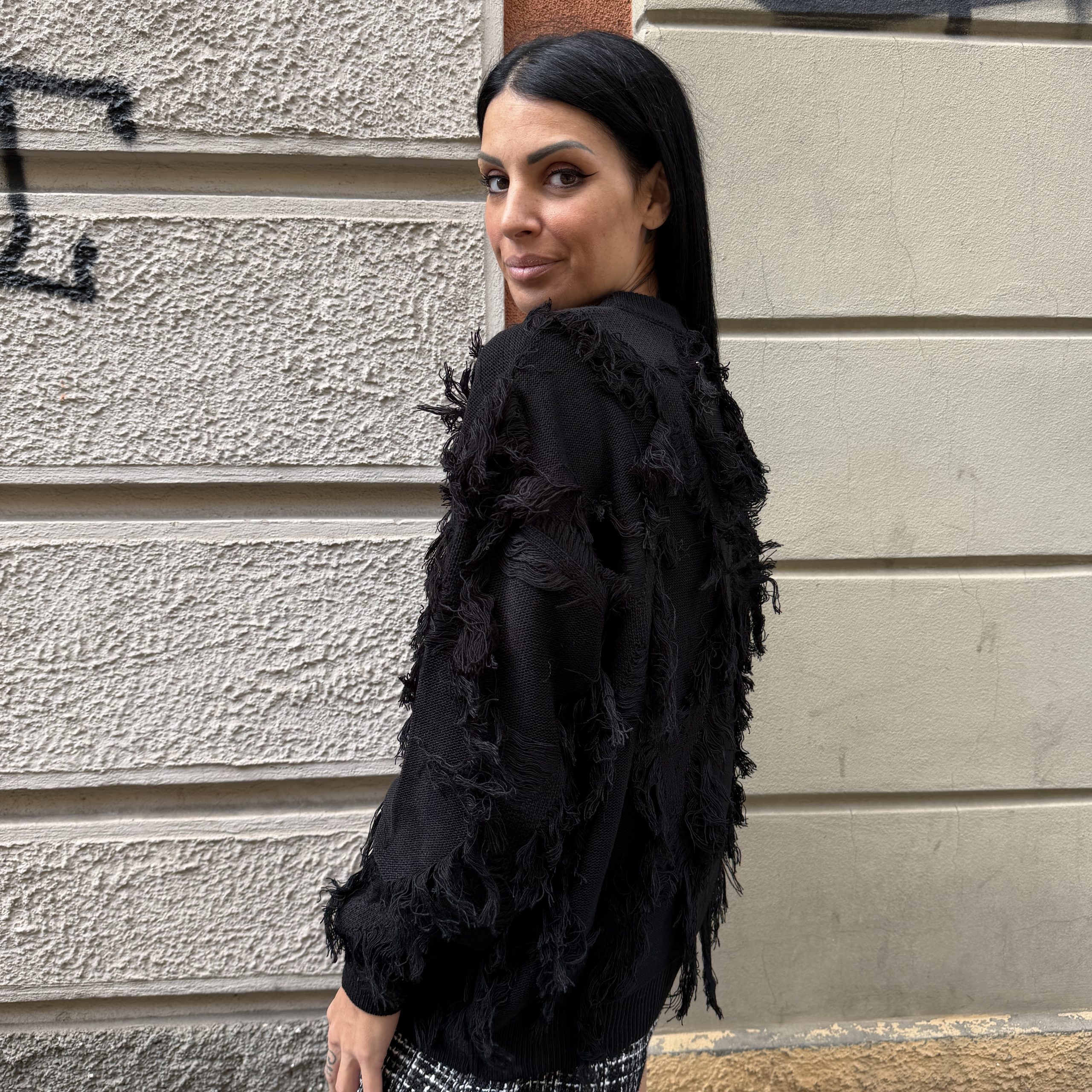 Gaelle Paris - Pullover paricollo a rombi con pendaglio logato sul retro - GAABW11470 - Nero - immagine 2