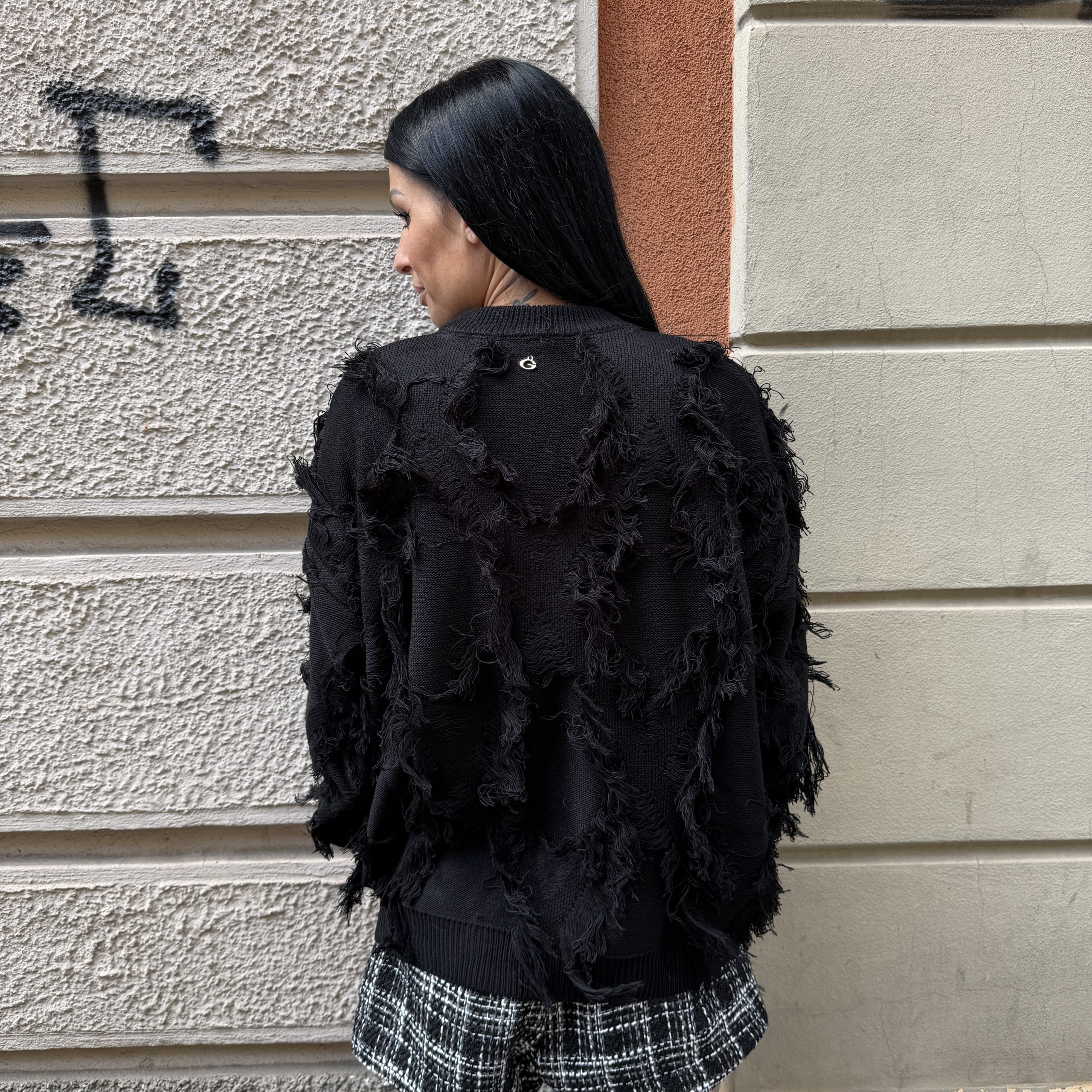 Gaelle Paris - Pullover paricollo a rombi con pendaglio logato sul retro - GAABW11470 - Nero - immagine 3