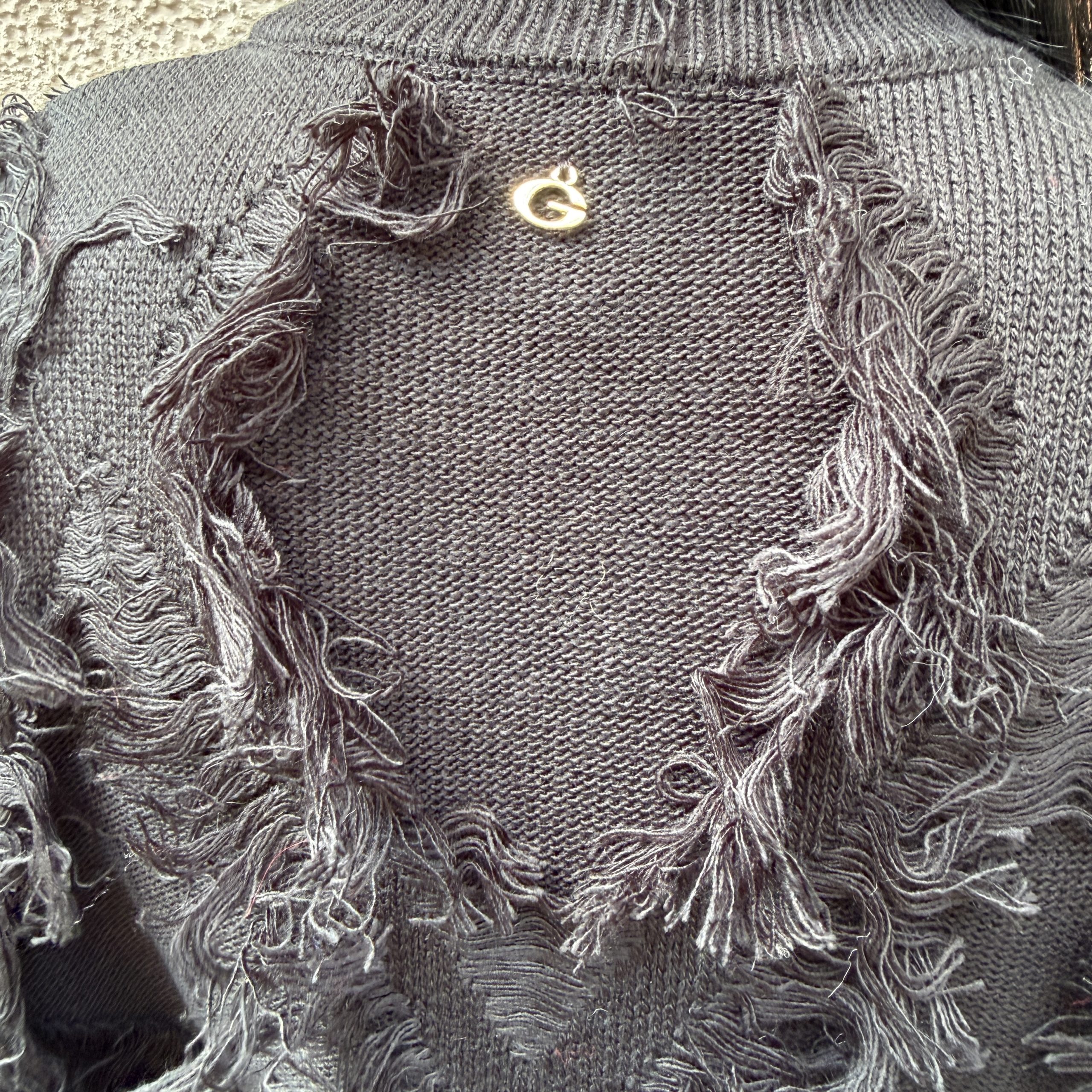 Gaelle Paris - Pullover paricollo a rombi con pendaglio logato sul retro - GAABW11470 - Nero - immagine 4