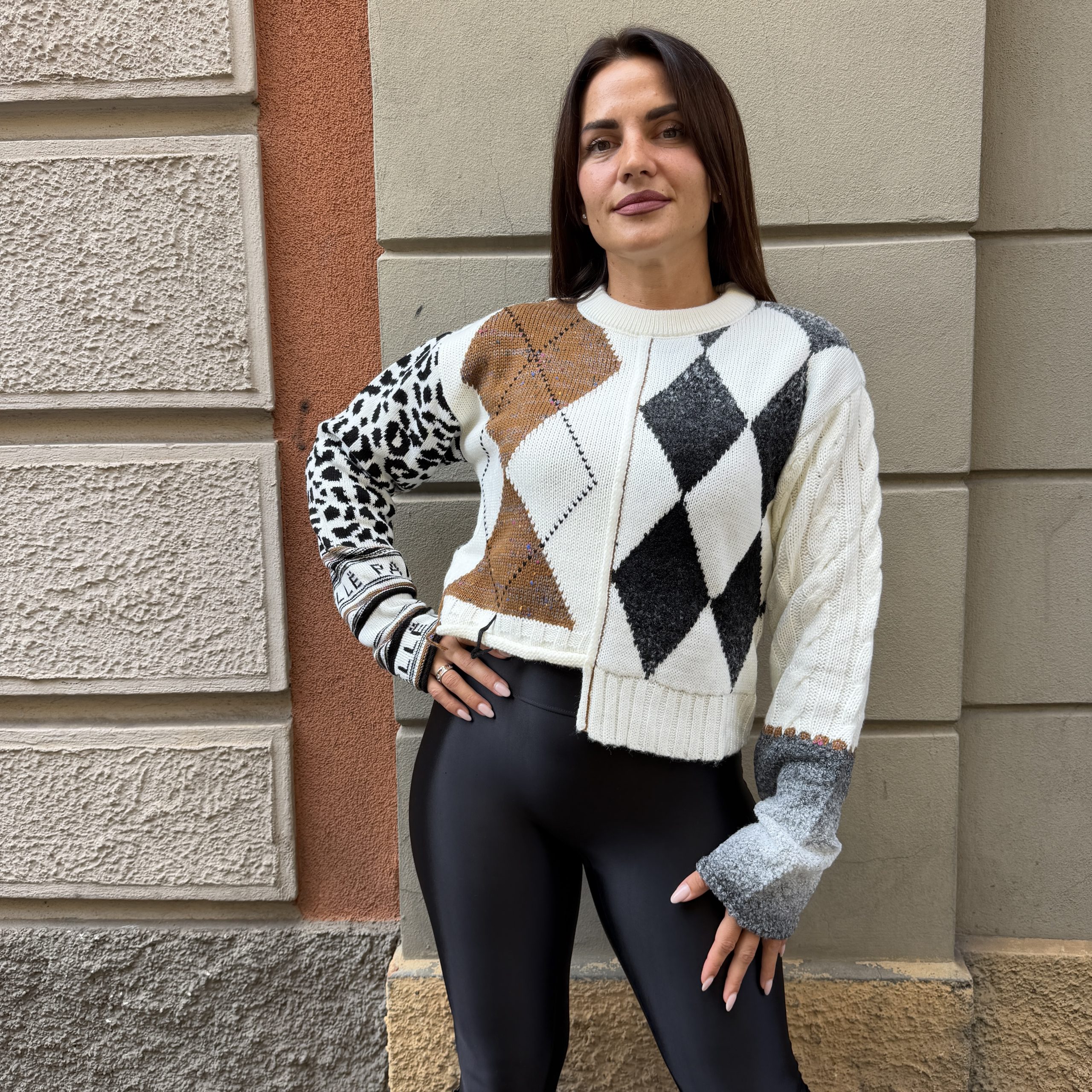 Gaelle Paris - Pullover paricollo con fondo irregolare e manica logata - GAABW11499 - Crema
