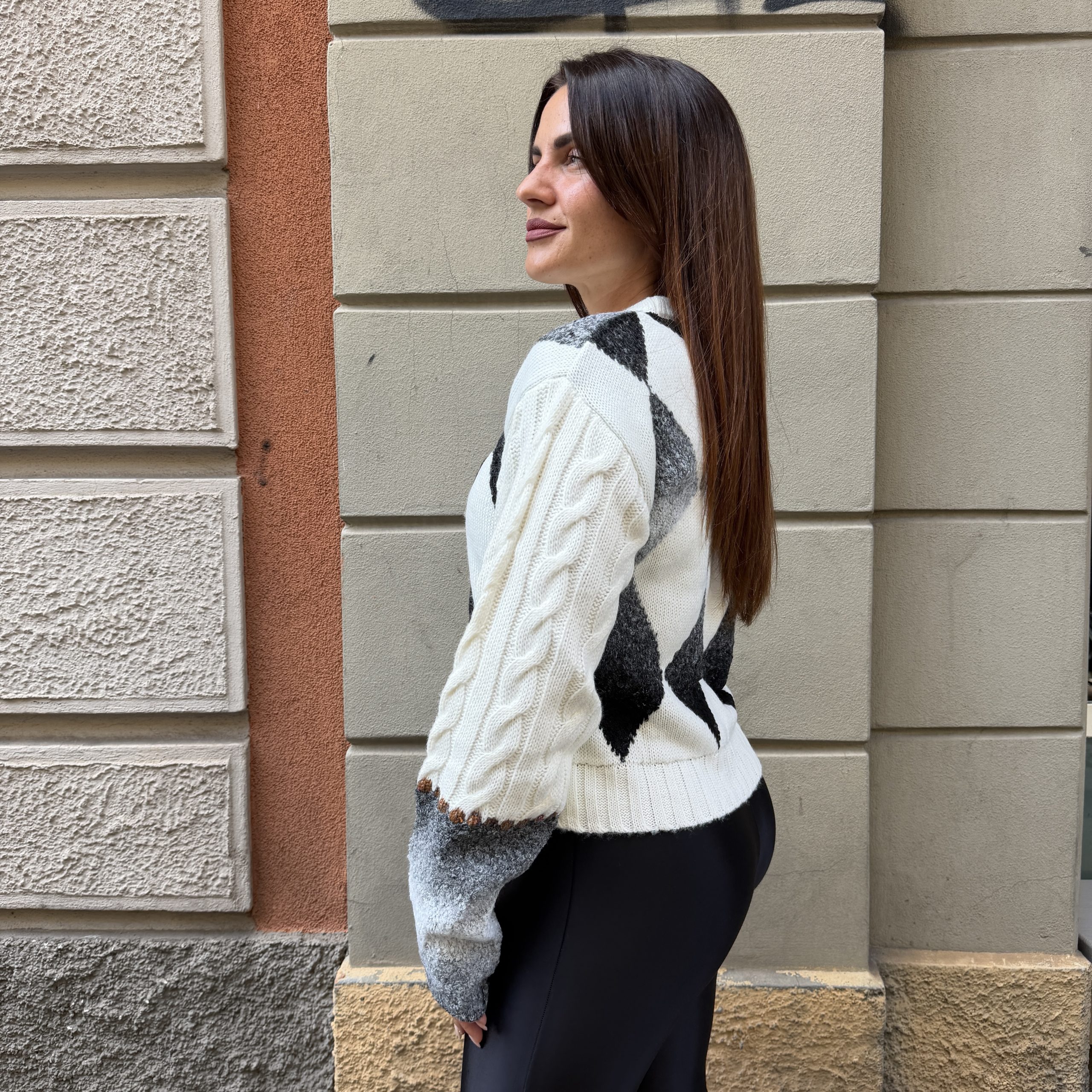 Gaelle Paris - Pullover paricollo con fondo irregolare e manica logata - GAABW11499 - Crema - immagine 2