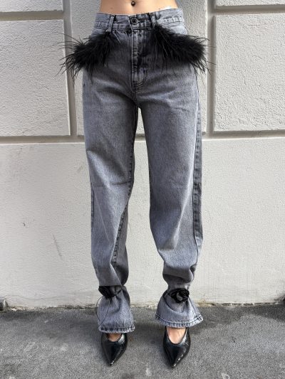 WONDERLAND - Jeans wide leg con applicazione spille piume e rose da allacciare sull'orlo - Grigio