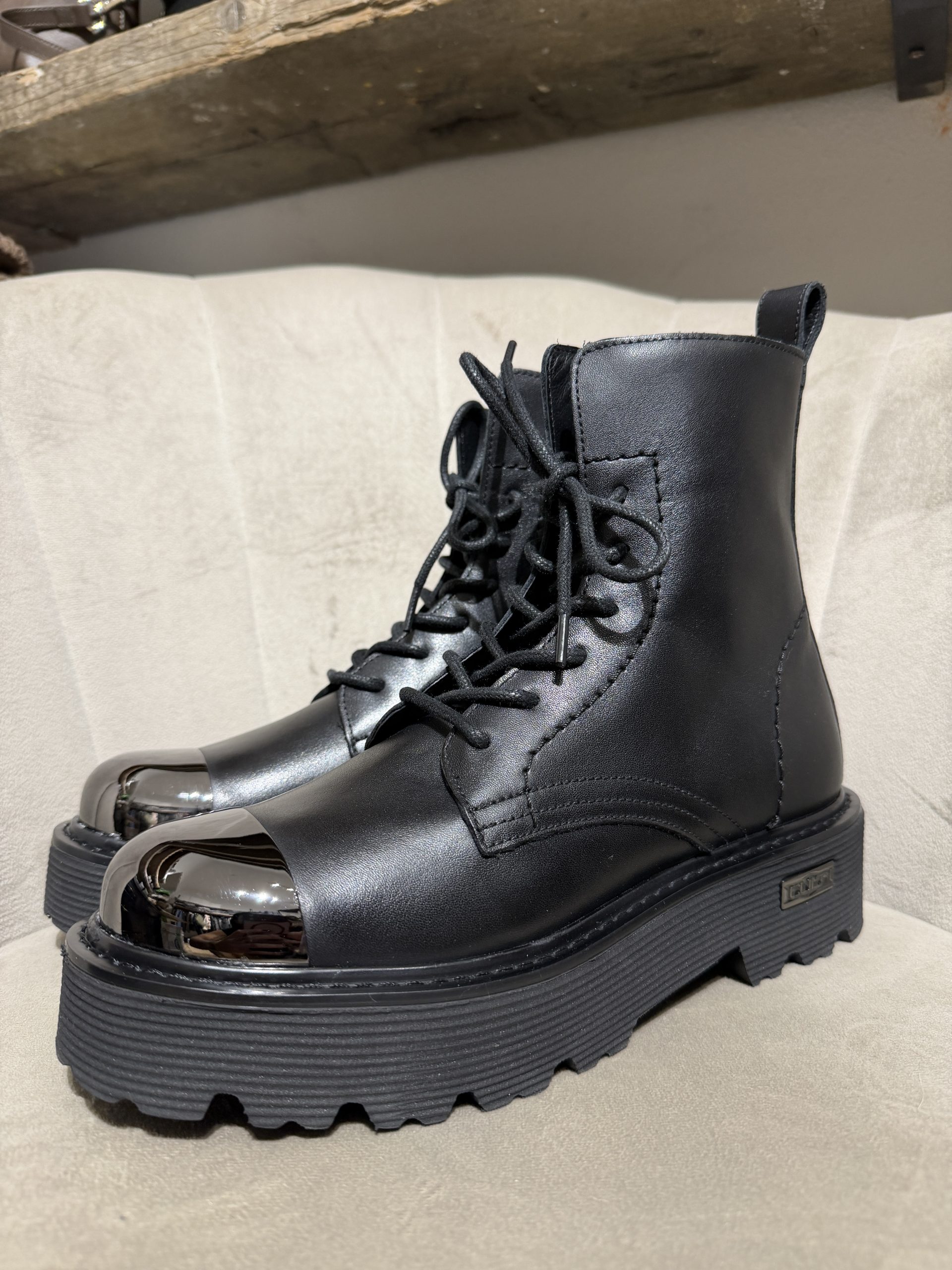 Cult - Anfibio 6 buchi in pelle e punta metallica - SLASH 4861 - CLW486100 - Nero