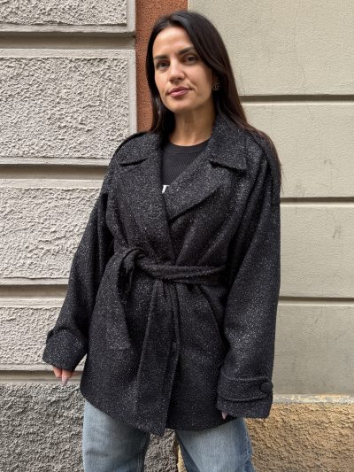Gaelle Paris - Cappotto corto doppiopetto con manica raglan con medaglietta logata sul dietro - GAABW11028 - Nero