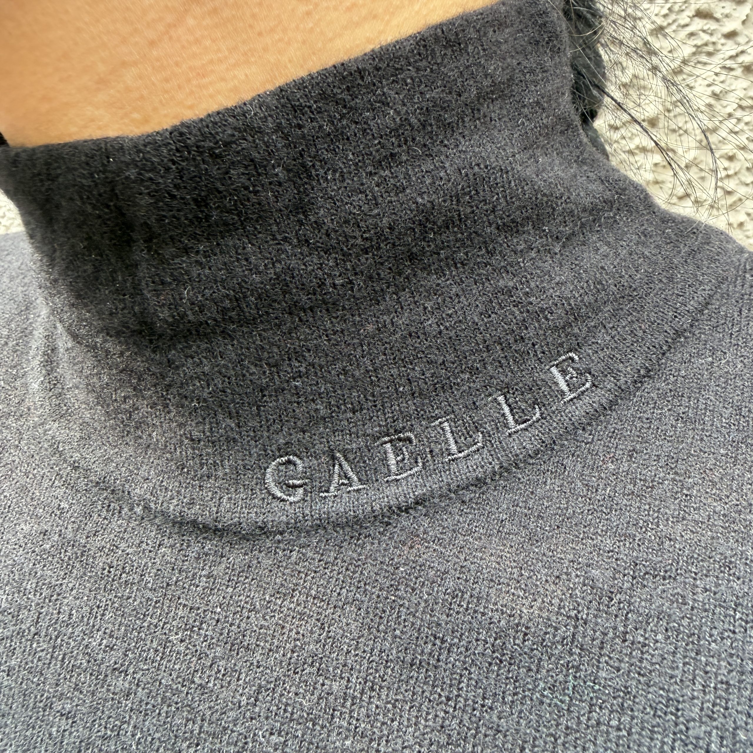 Gaelle Paris - Maglia manica lunga dolcevita con ricamo logo - GAABW11402 - Nero - immagine 4